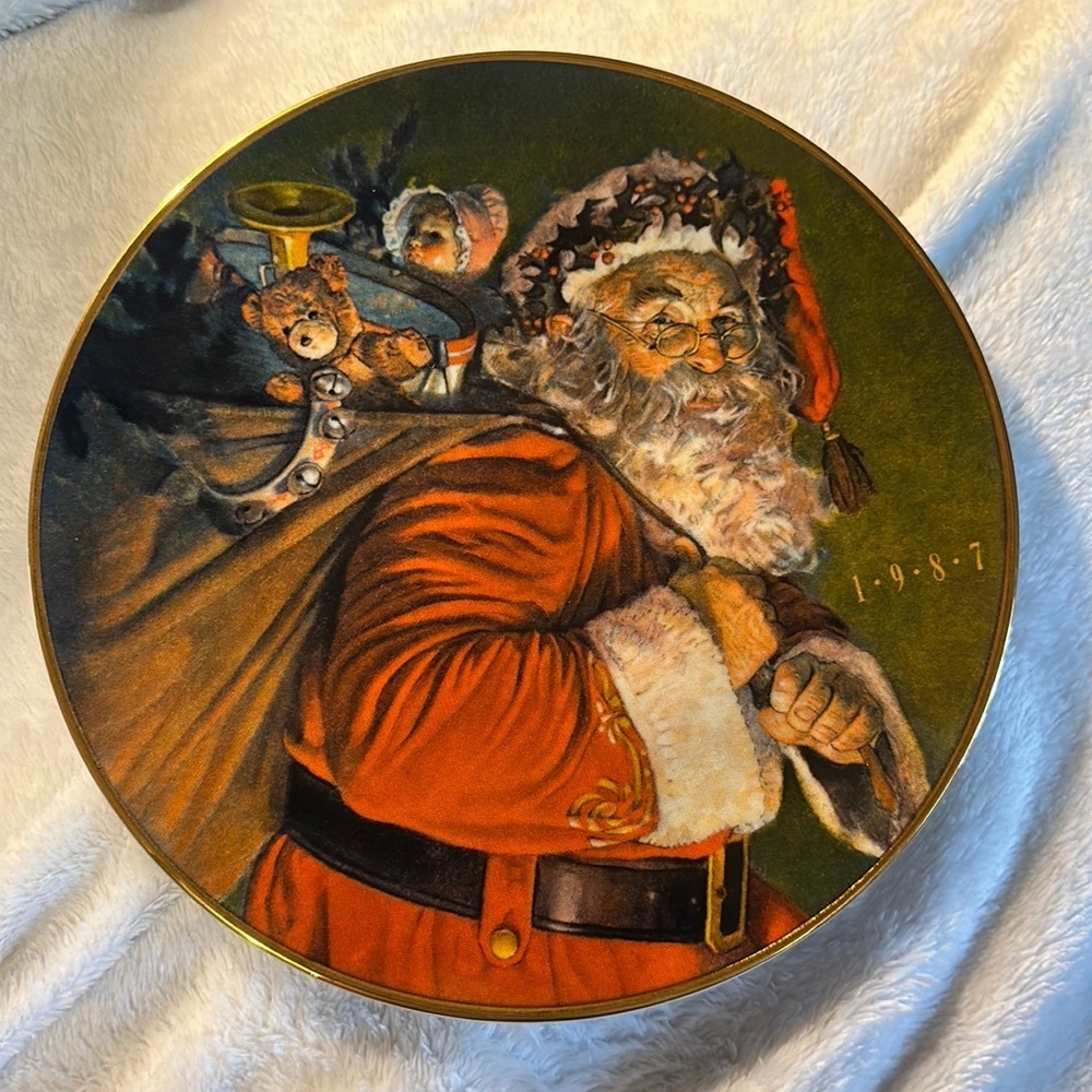 1987 Avon Collectible Christmas Plate “That Magic Christmas Brings”